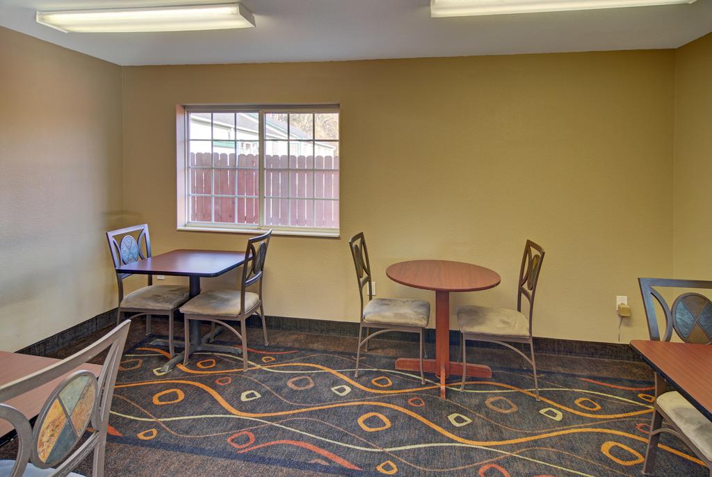 HomeTown Inn & Suites - Dining Area