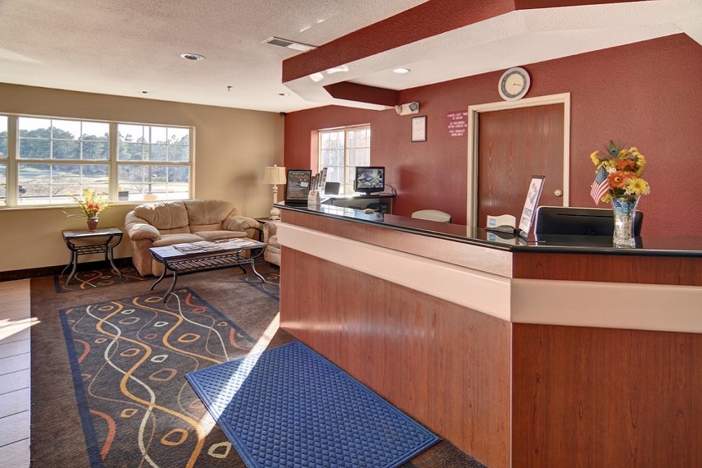 HomeTown Inn & Suites - Lobby Area