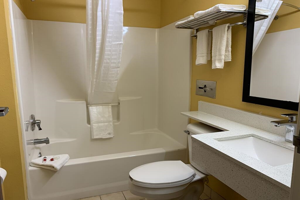 HomeTown Inn & Suites - Room Bathroom