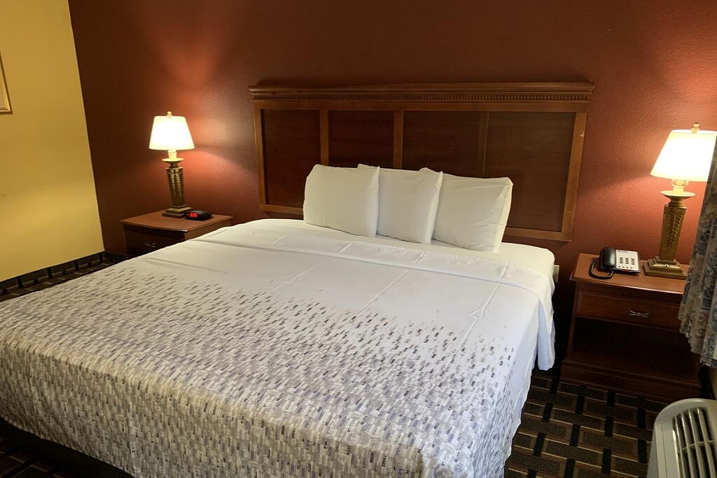 HomeTown Inn & Suites - Single Bed Room-3