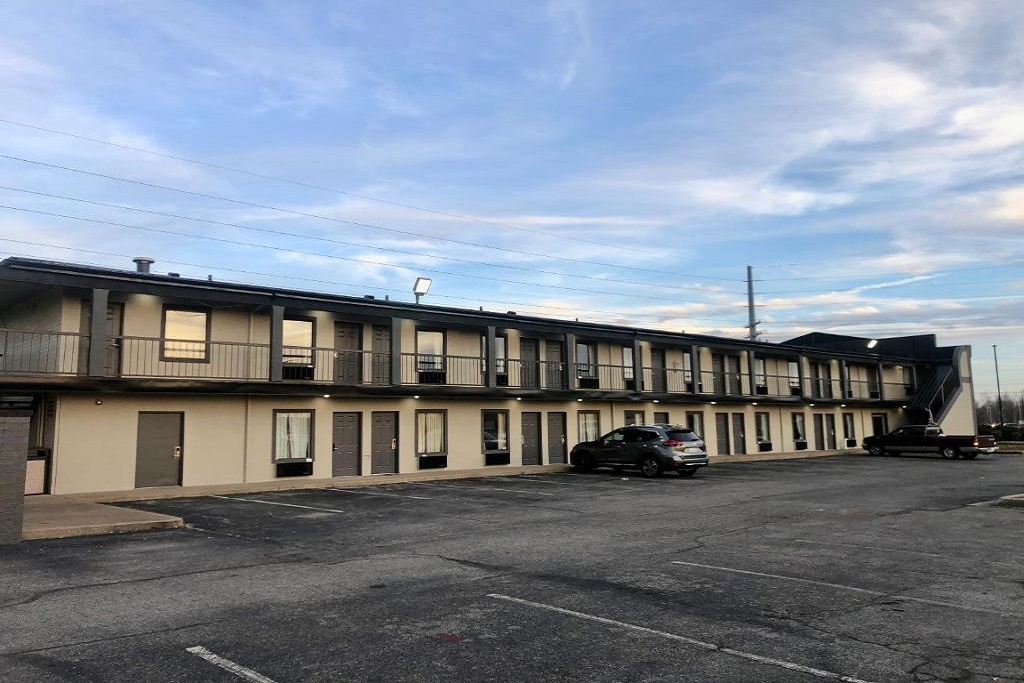 Hotel 7 Inn Paducah - Parking Area