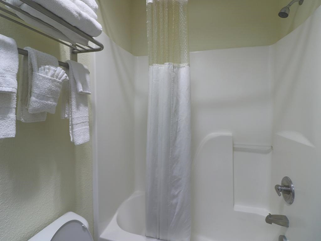 Jefferson-Inn-Dandridge-Bathroom-1