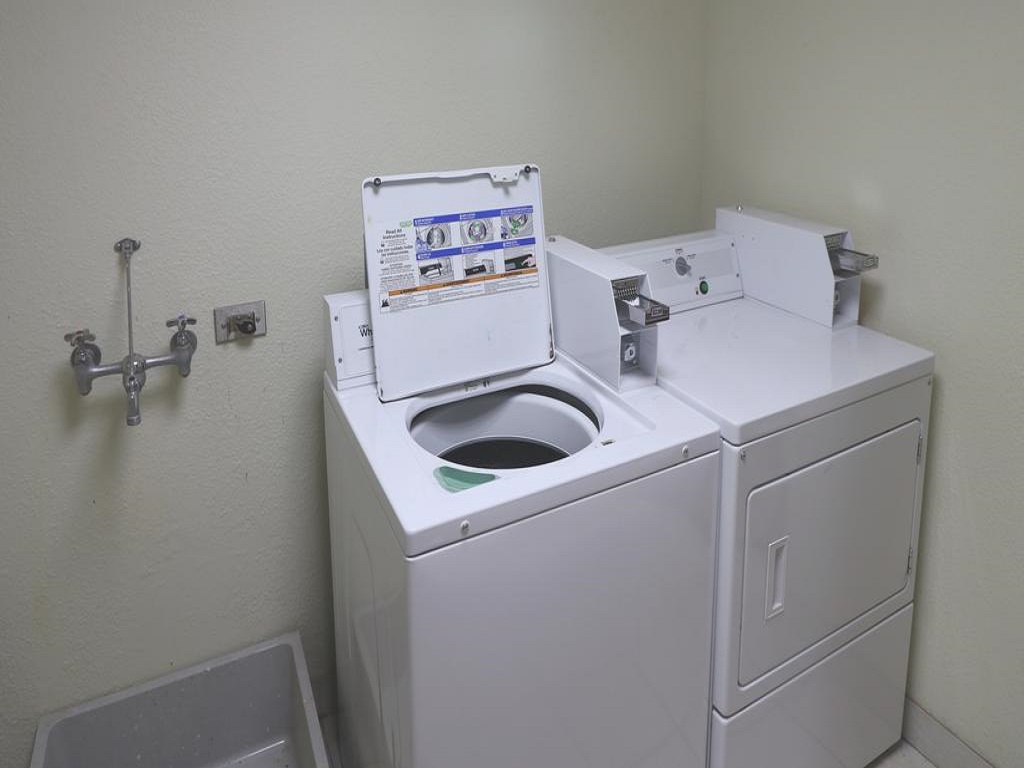 Jefferson-Inn-Dandridge-Laundry-Area