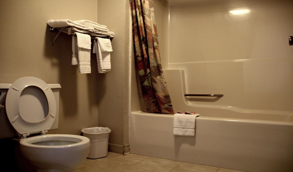 Lake Erie Lodge - Bathroom