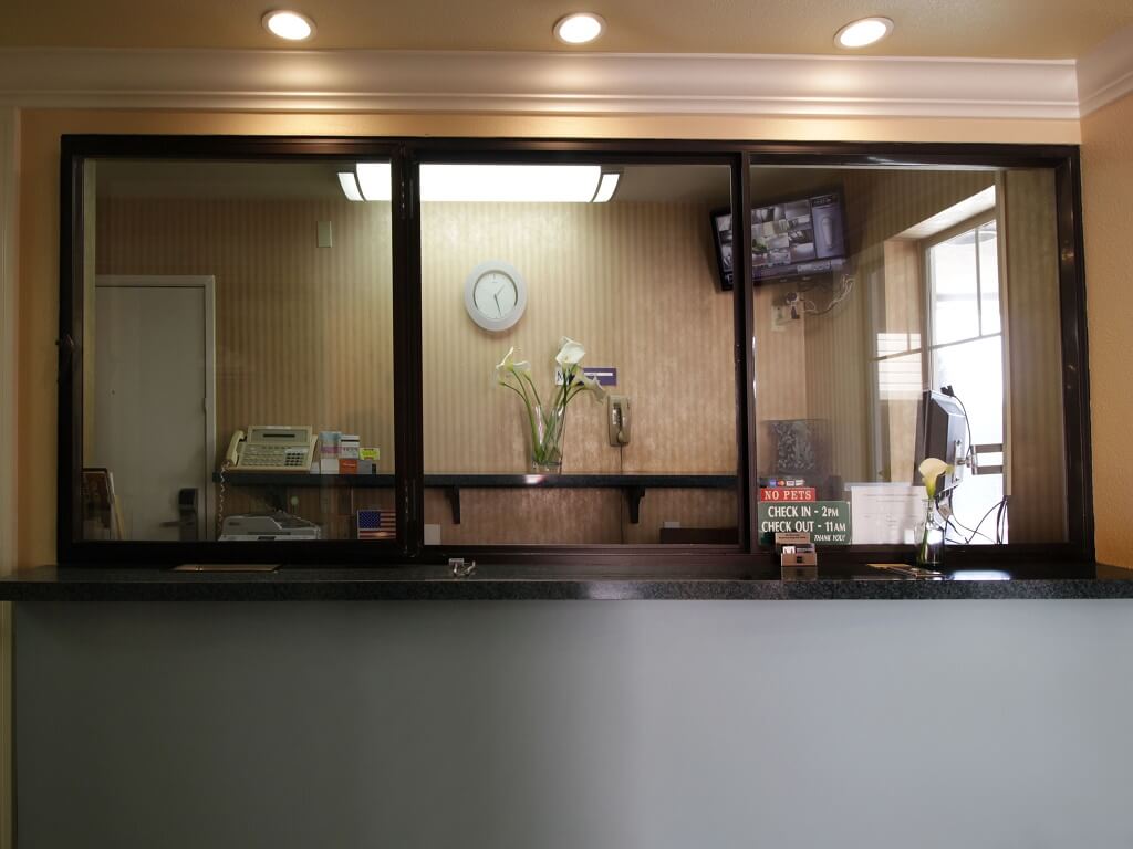 Mirage Inn & Suites - Frontdesk