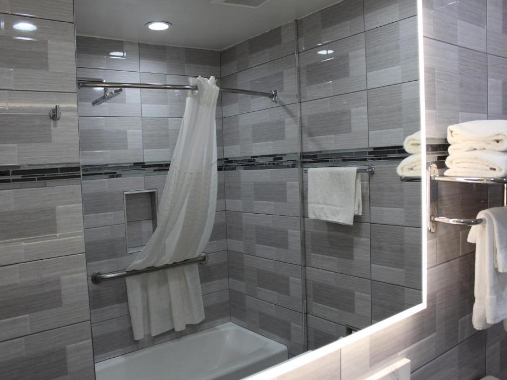 Mirage Inn & Suites - Room Bathroom-2