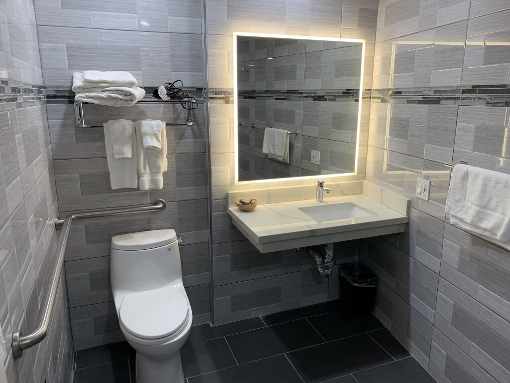 Mirage Inn & Suites - Room Bathroom-1