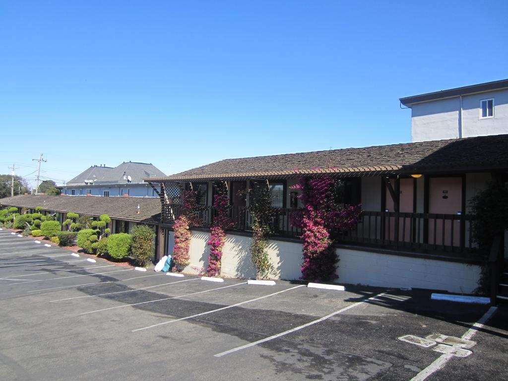 Monterey Fairgrounds Inn - Exterior-3