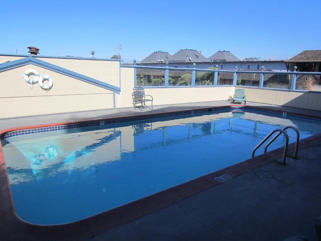 Monterey Fairgrounds Inn - Outdoor Pool-2