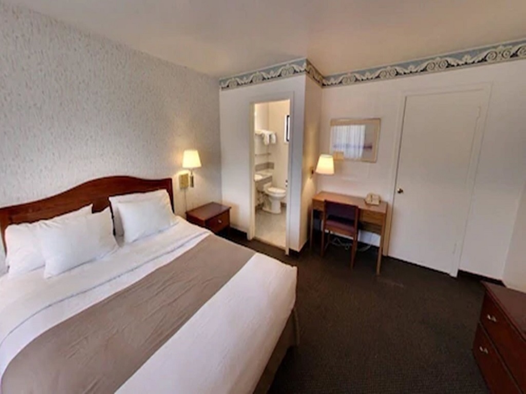 Monterey Fairgrounds Inn - Queen Double Bed Room