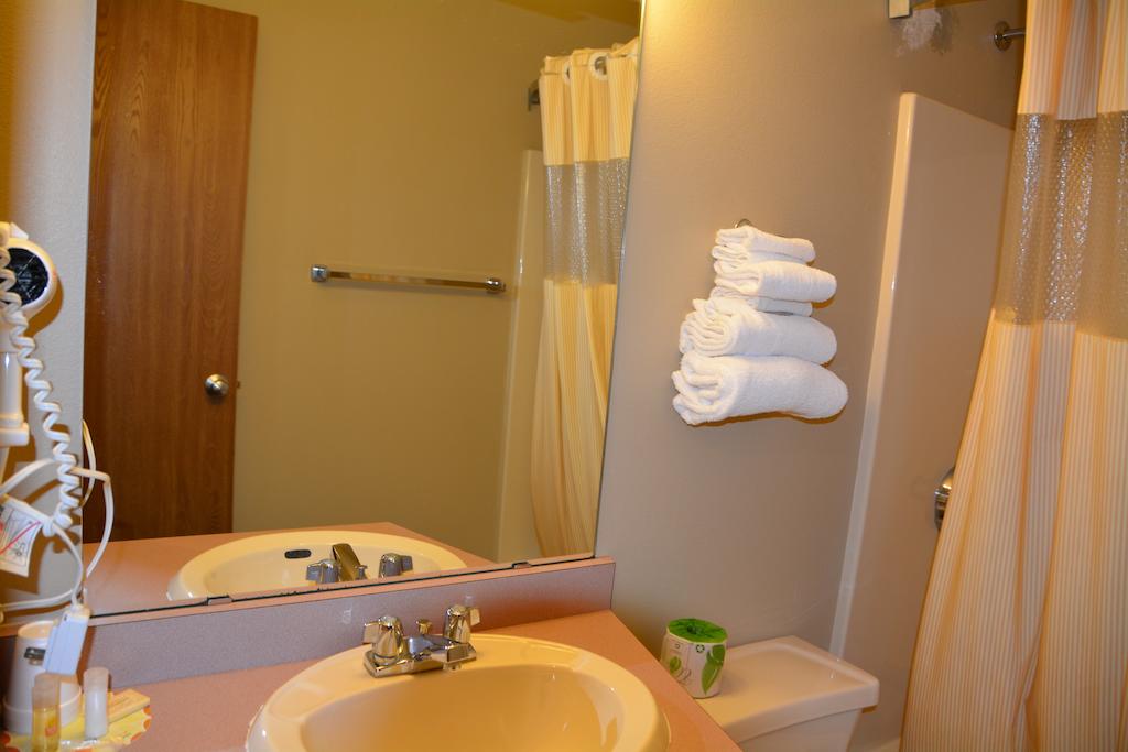 Nisswa Inn and Suites - Room Bathroom