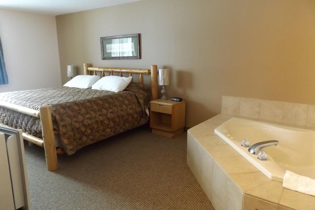 Nisswa Inn and Suites - Single Bed Room with Hot Tub-2