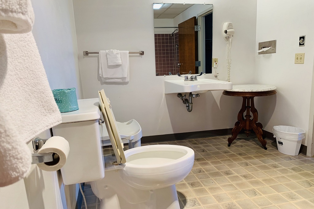 Olde Amish Inn Ronks - Room Bathroom-1