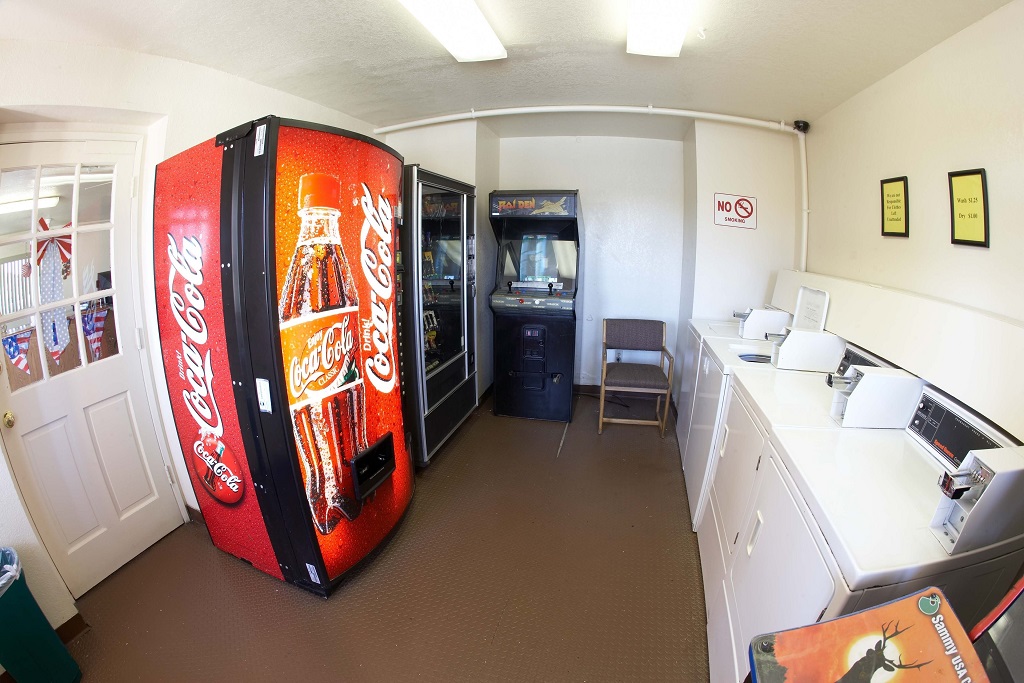 Palms Inn & Suites - Laundry & Vending Area