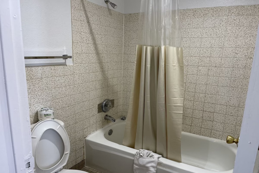 Palms Inn & Suites - Combined-bathroom-bathtub