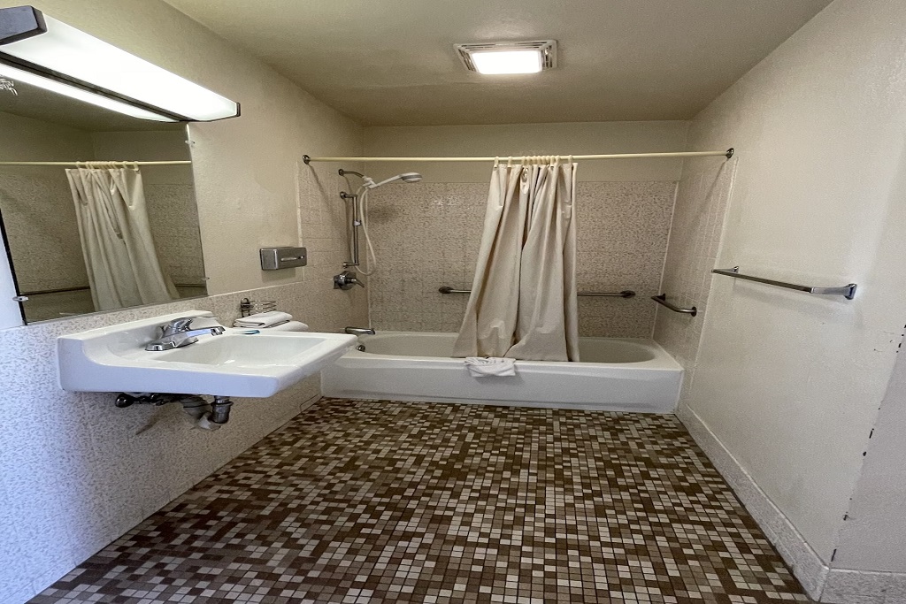 Palms Inn & Suites - Combined-bathroom