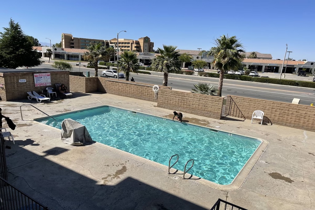 Palms Inn & Suites - Outdoor-pool
