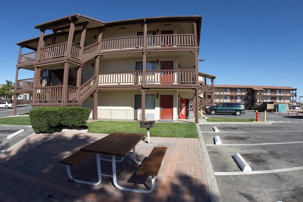 Palms Inn & Suites - Property-grounds