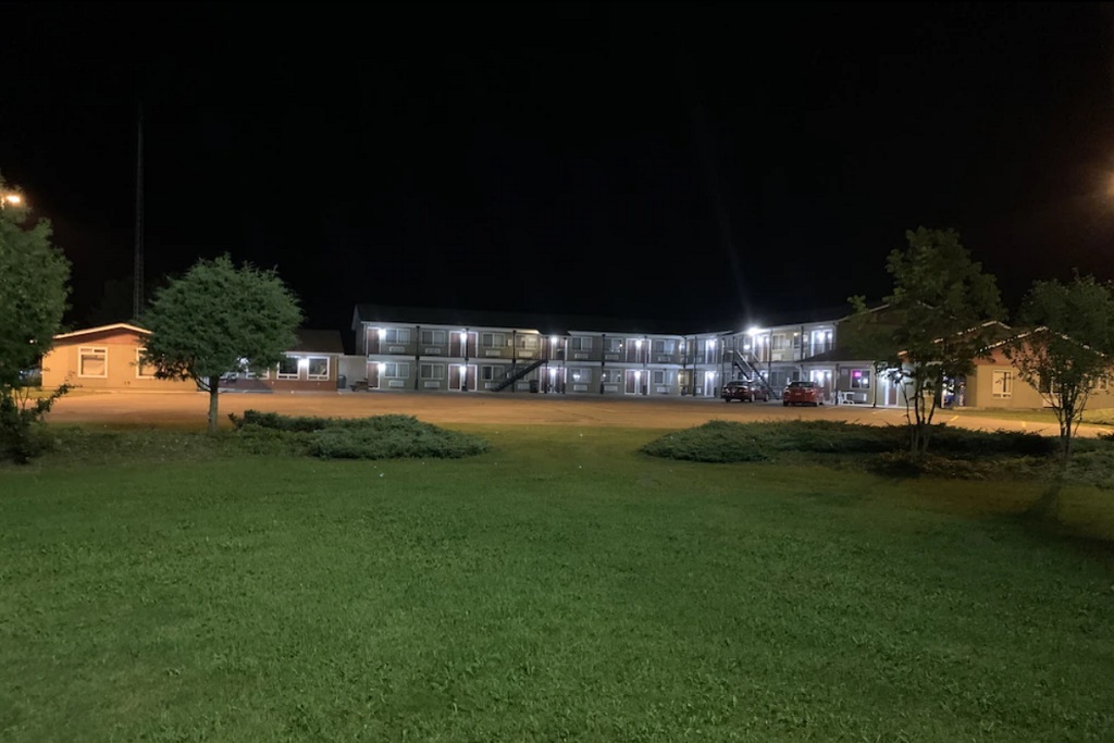 Pine River Inn - Exterior Night View