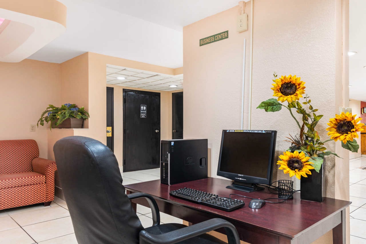 Quality Inn Orlando Airport - Business Center