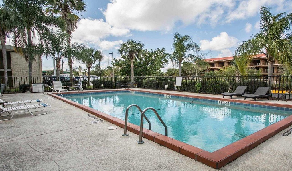 Quality Inn Orlando Airport - Pool-2