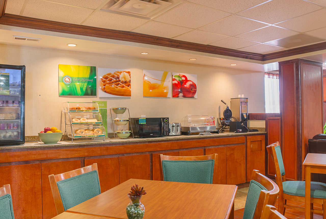 Quality Inn & Suites Detroit Metro Airport - Breakfast-3