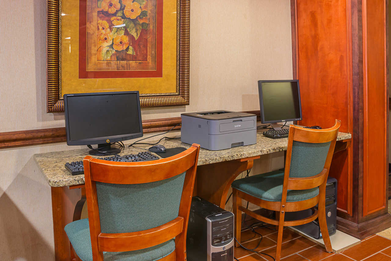 Quality Inn & Suites Detroit Metro Airport - Business Center