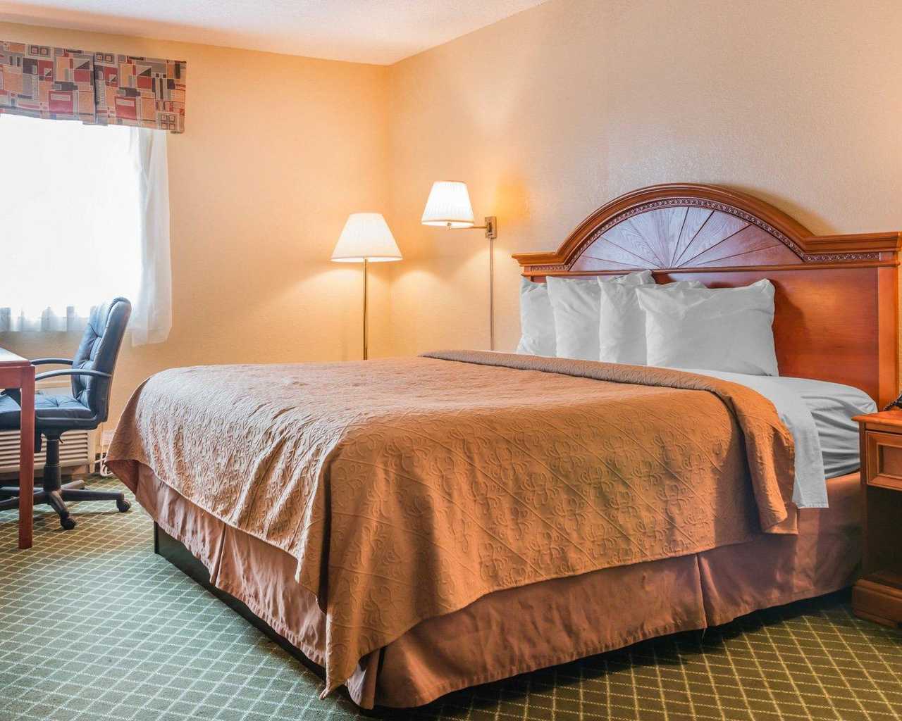 Quality Inn & Suites Detroit Metro Airport - Single Bed-3