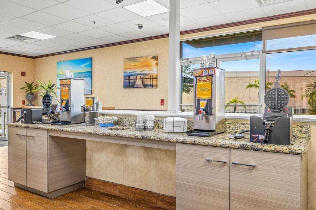 Quality Inn & Suites Near Fairgrounds Ybor City - Breakfast Area-2