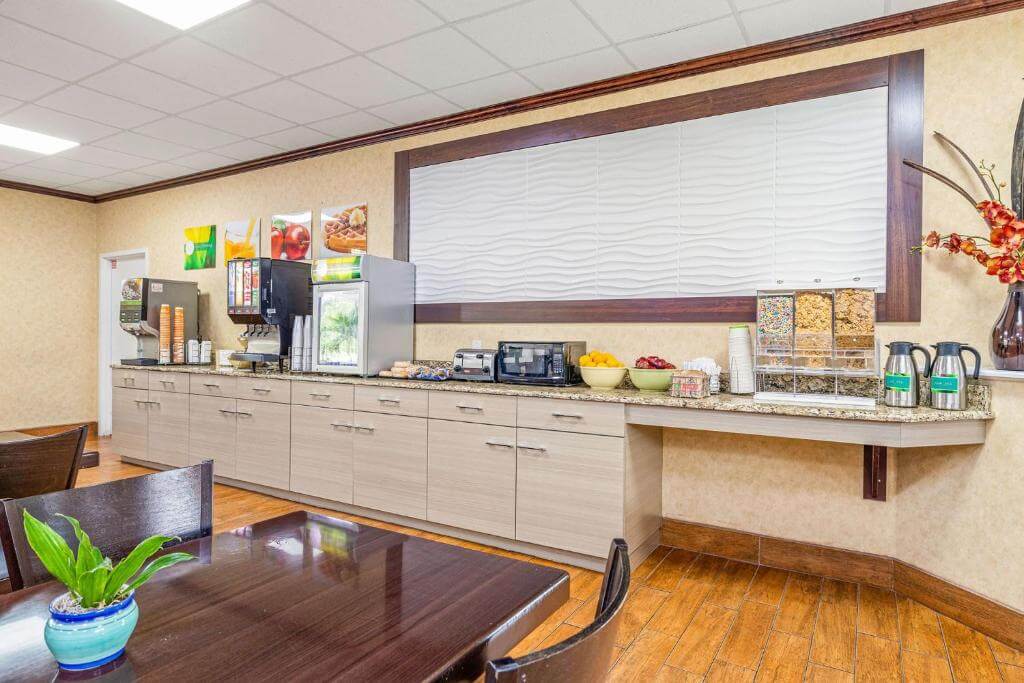 Quality Inn & Suites Near Fairgrounds Ybor City - Breakfast Area-1