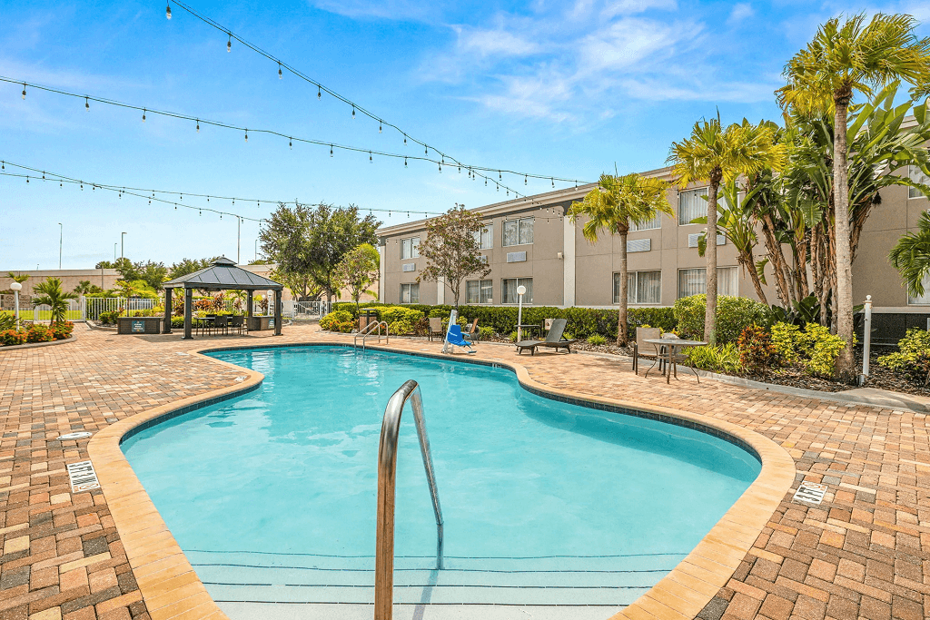 Quality Inn & Suites Near Fairgrounds Ybor City - Outdoor Pool