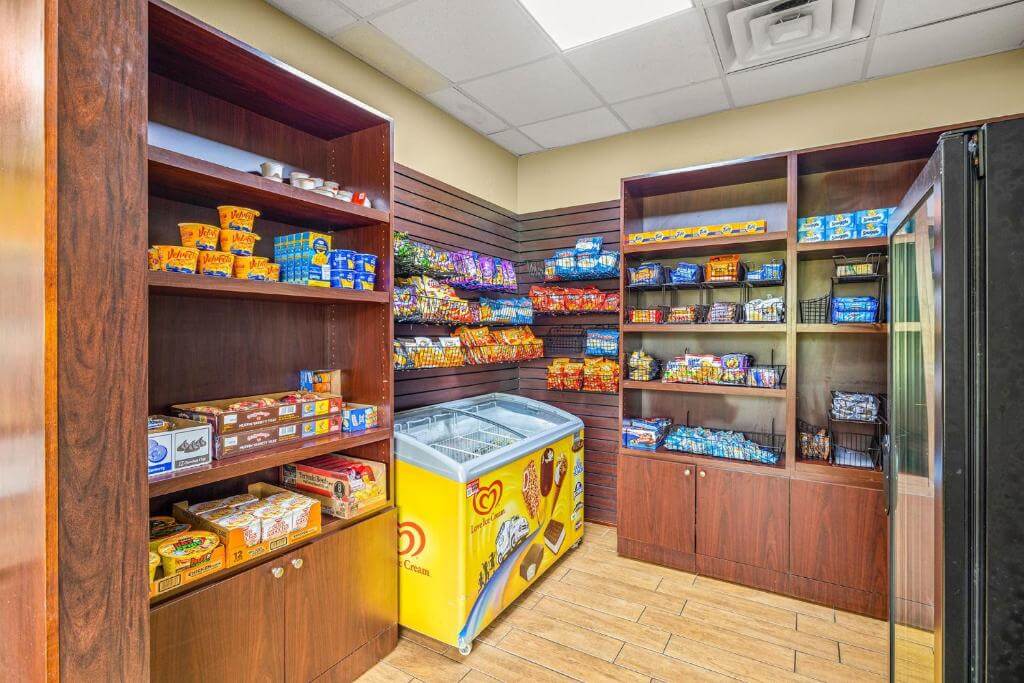 Quality Inn & Suites Near Fairgrounds Ybor City - Shop on Site