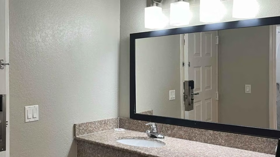 Studio 6 Suites Tucson, AZ - Bathroom