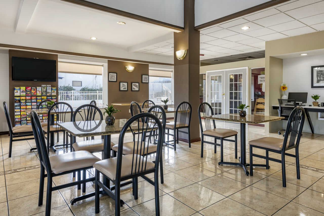 Quality Inn Zephyrhills - Dining Area