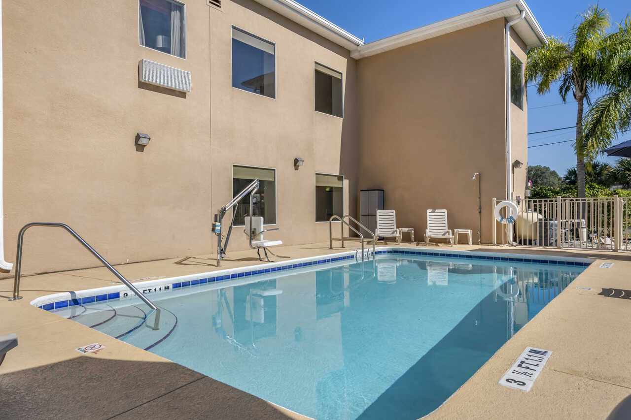 Quality Inn Zephyrhills - Outdoor Pool-2