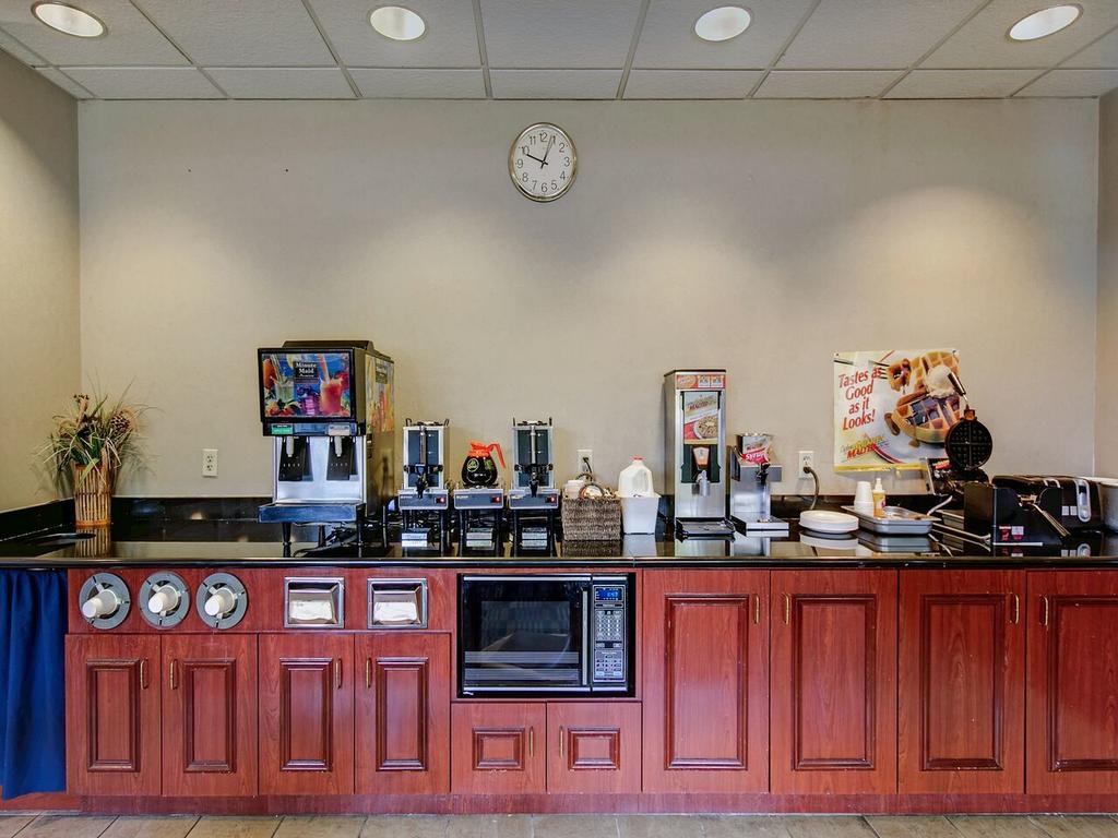 Red Carpet Inn Whippany - Breakfast Area-1