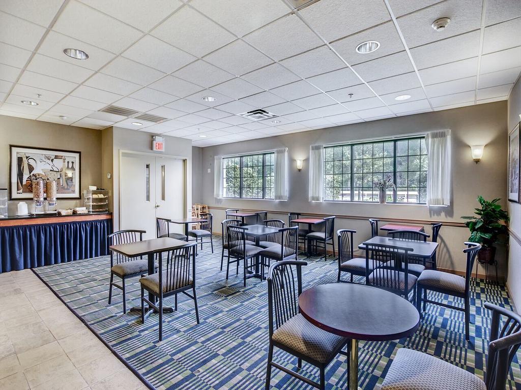 Red Carpet Inn Whippany - Breakfast Area-2