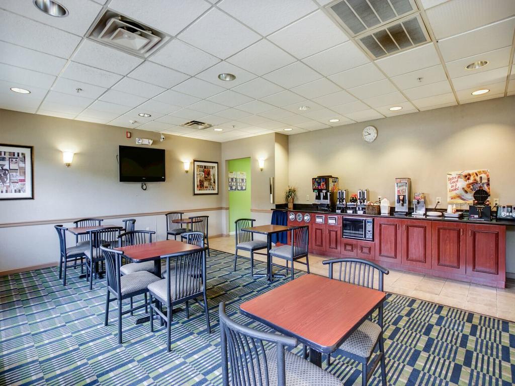 Red Carpet Inn Whippany - Breakfast Area-3