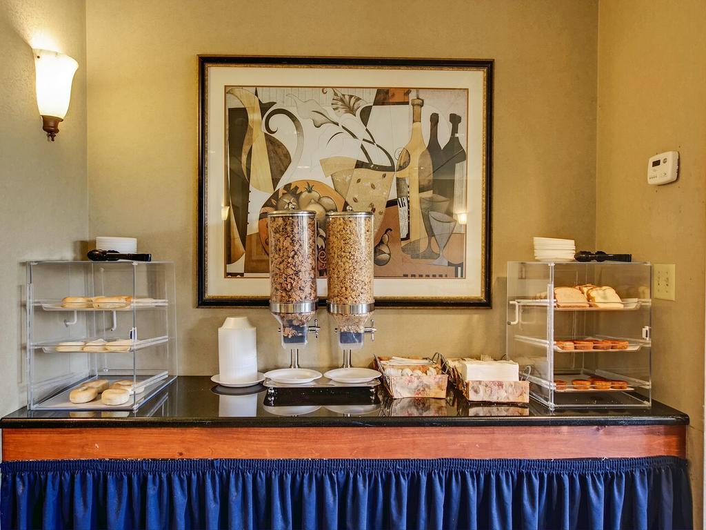 Red Carpet Inn Whippany - Breakfast Area-4