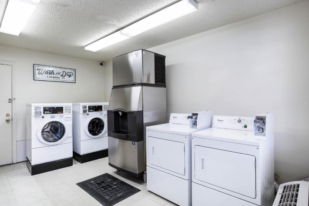 Red Roof Inn Gallup - Laundry Area