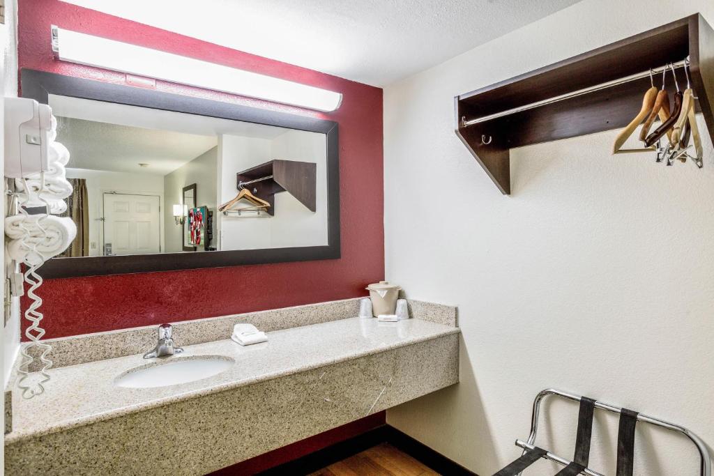 Red Roof Inn Gallup - Room Bathroom-1