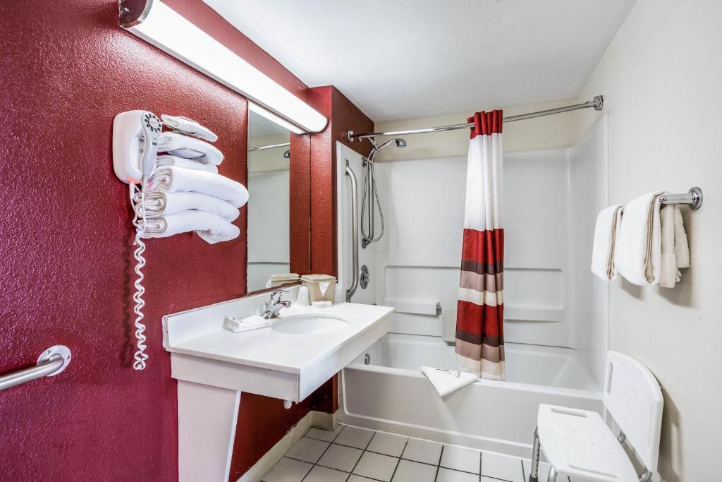 Red Roof Inn Gallup - Room Bathroom-2