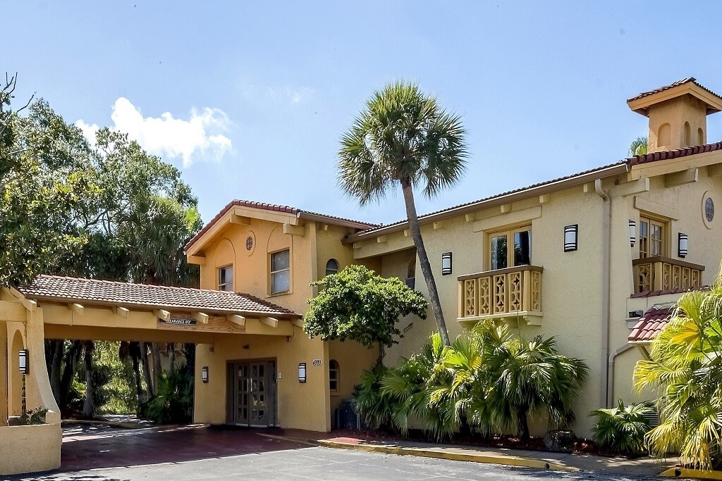 Red Roof Inn Tampa Bay - St. Petersburg - Hotel Exterior-2