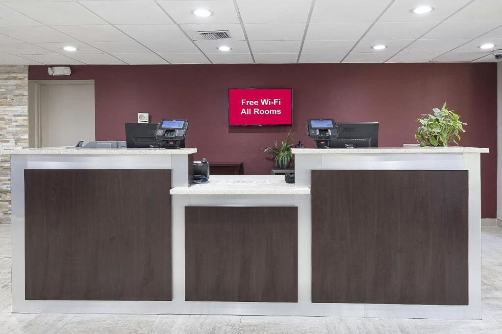 Red Roof Inn Tampa Bay - St. Petersburg - Lobby Area-2