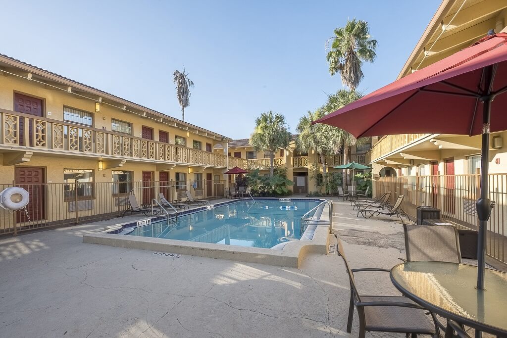 Red Roof Inn Tampa Bay - St. Petersburg - Outdoor Pool-1