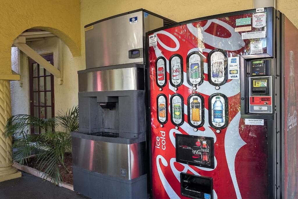 Red Roof Inn Tampa Bay - St. Petersburg - Vending Area-1