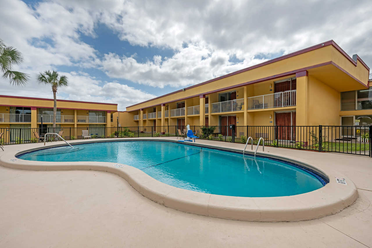Rodeway Inn Clermont - Outdoor Pool-1