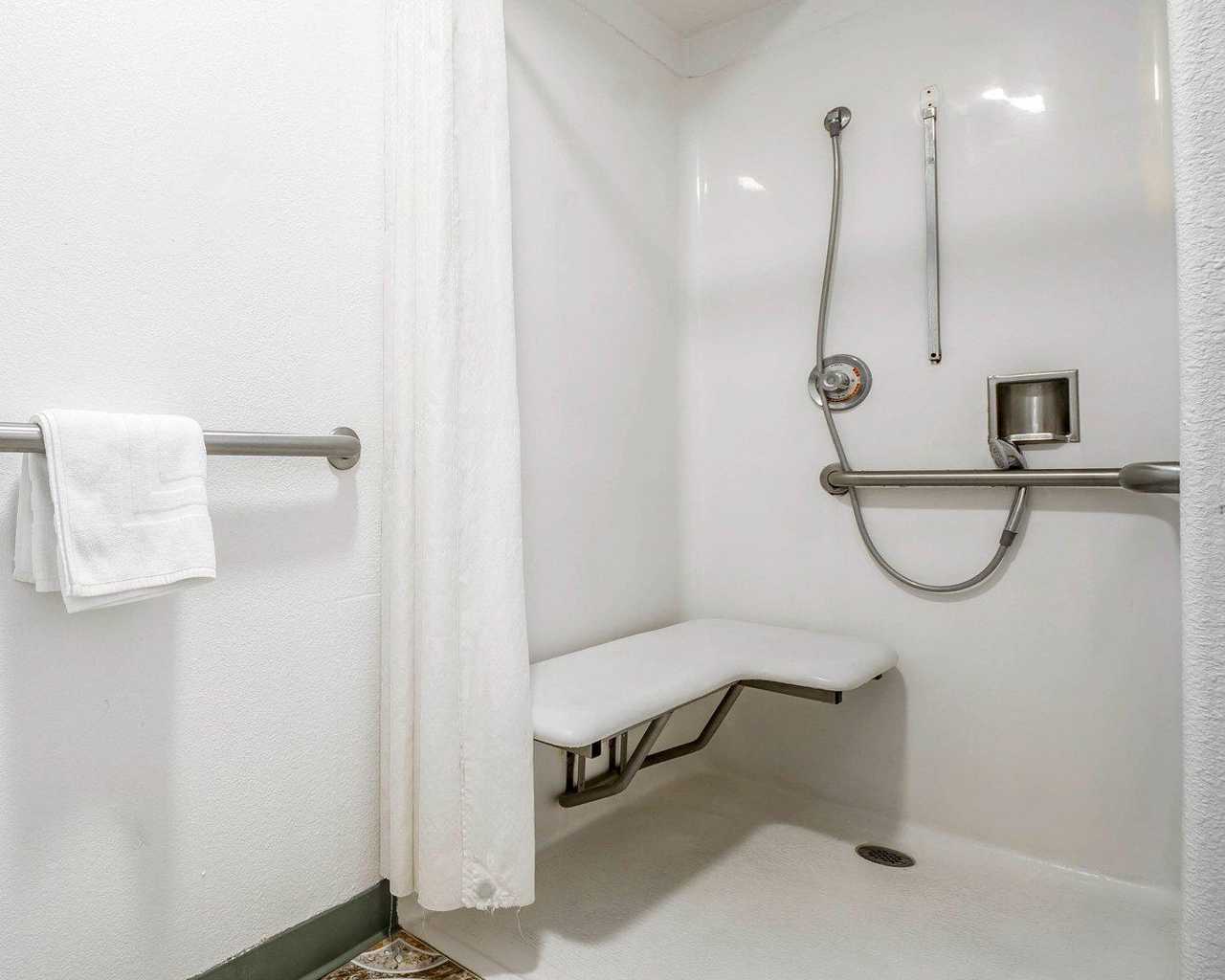 Rodeway Inn Monterey - Bathroom