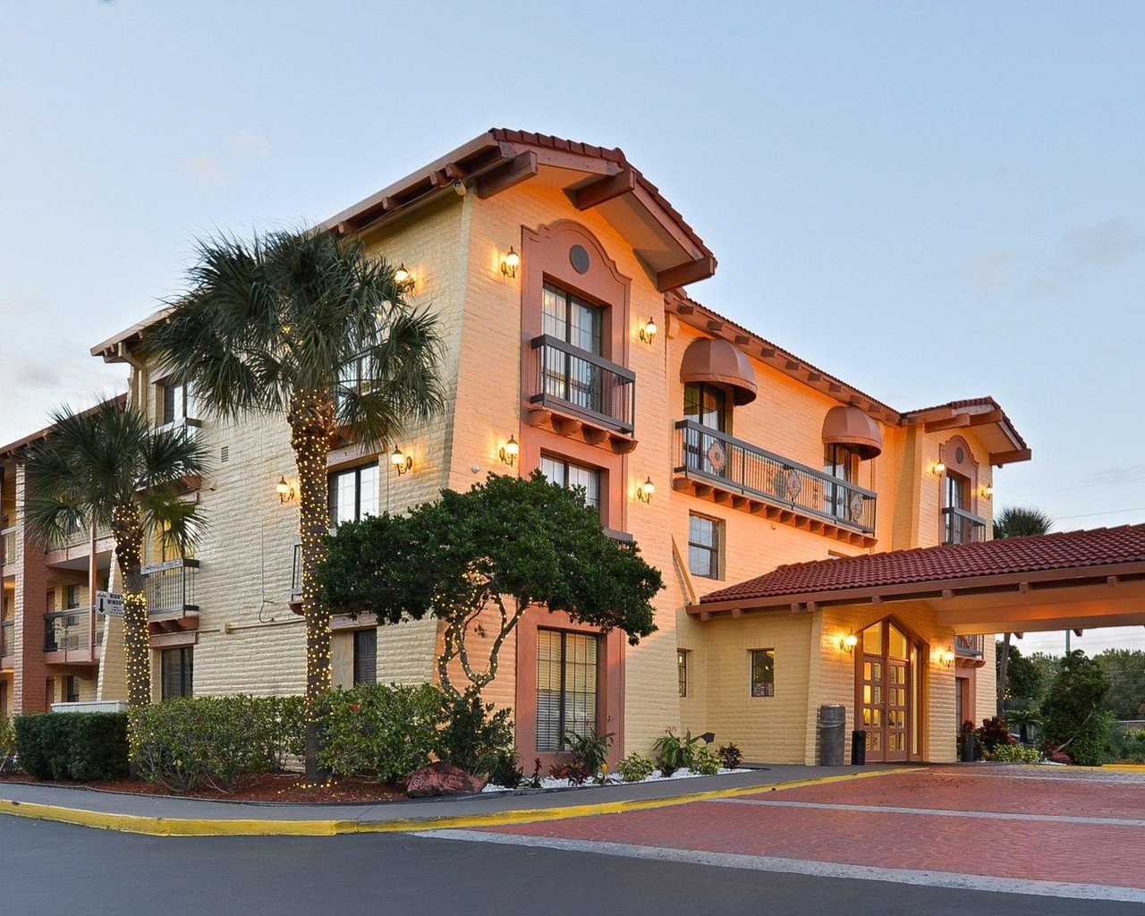 Rodeway Inn & Suites Tampa - Exterior-1