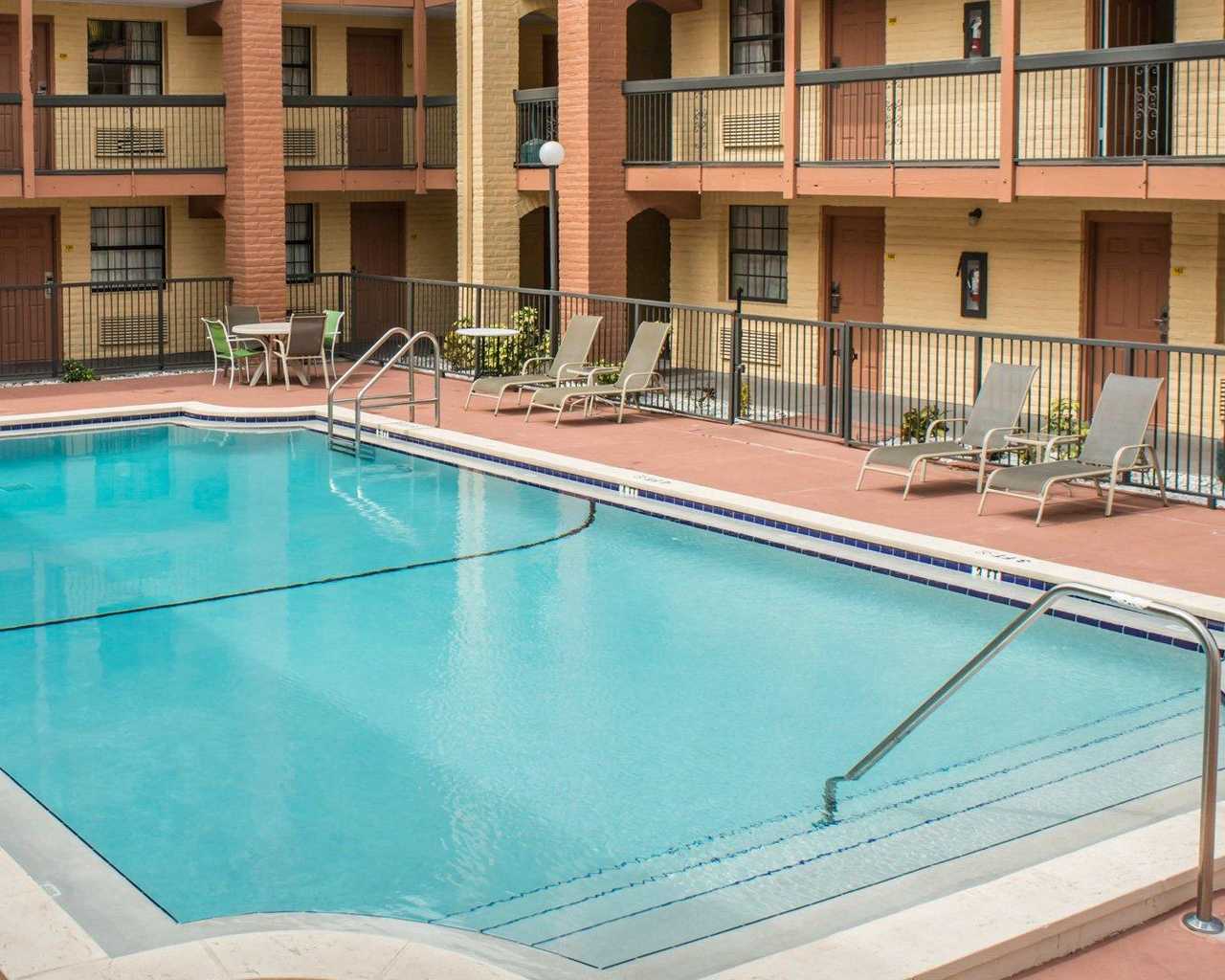 Rodeway Inn & Suites Tampa - Pool-3